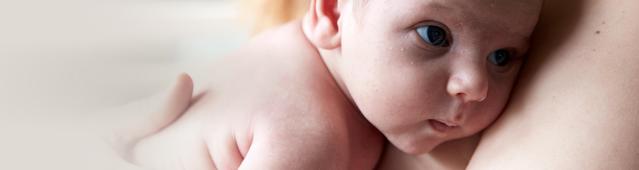 Contact peau à peau d’un nouveau-né et de sa maman