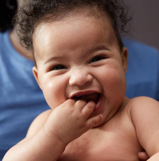 Un bébé souriant (au stade de la dentition) 