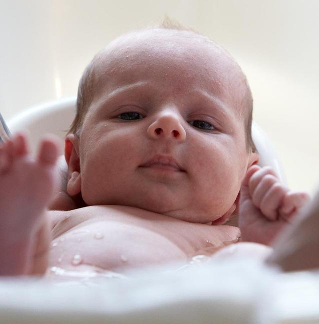 Un nouveau-né dans une baignoire pour bébé 