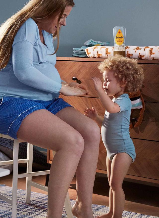 Une maman et son enfant utilisant l'huile en gel Johnson's®