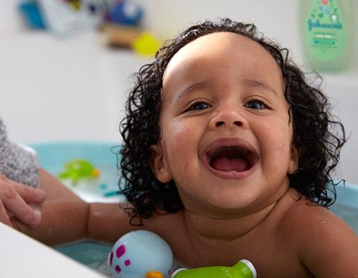Un bambin riant pendant le bain