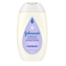 Panneau avant du flacon de 400 ml du nettoyant et shampoing JOHNSON’S® Soin peau sensible